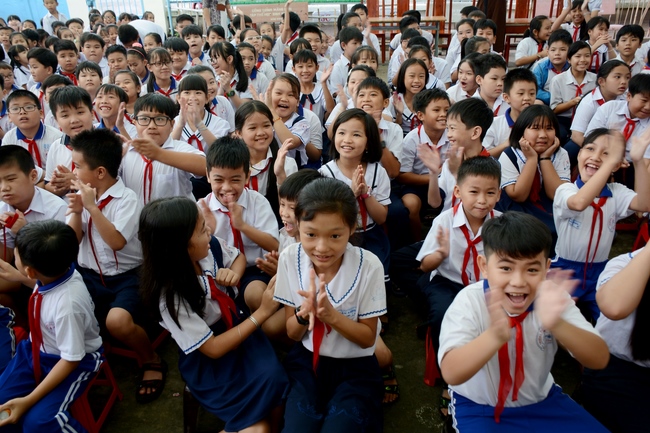 Giving gift portions to pupils on the occasion of Mid-Autumn Festival